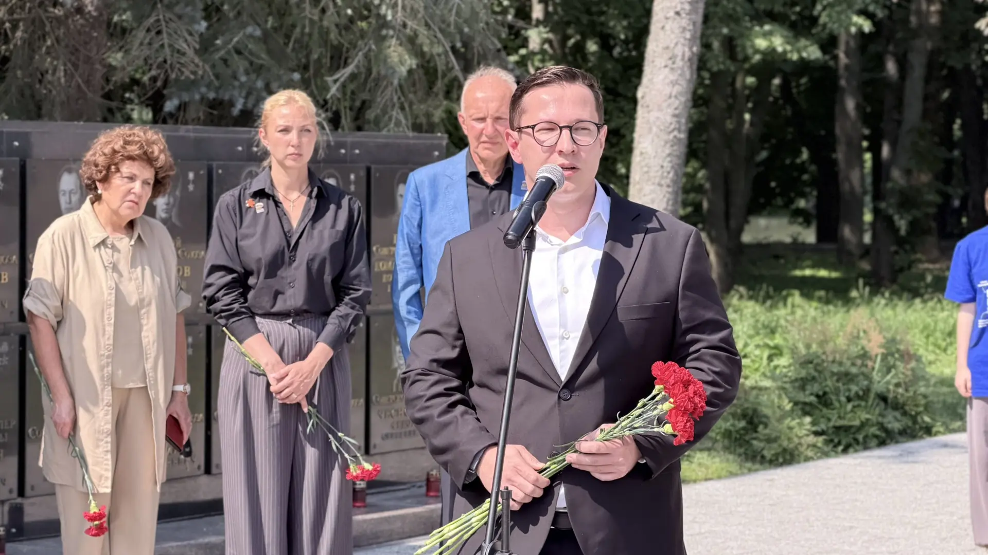 Принял участие в памятном мероприятии на Аллее Славы, посвящённом Дню памяти и скорби 🕯️

Вместе с 