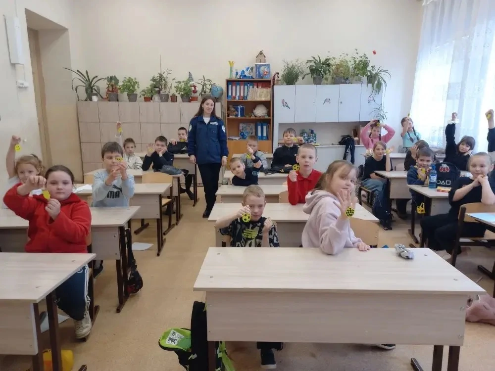 🚦Безопасные каникулы: в гостях у лагеря — инспектор ГИБДД!