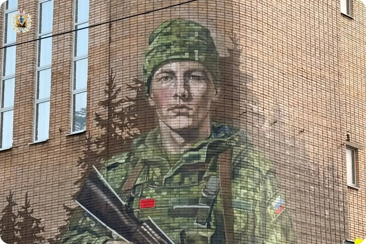 🎨 В Архангельске появился мурал Героя России.  На фасаде Государственного архива увековечили Сергея 
