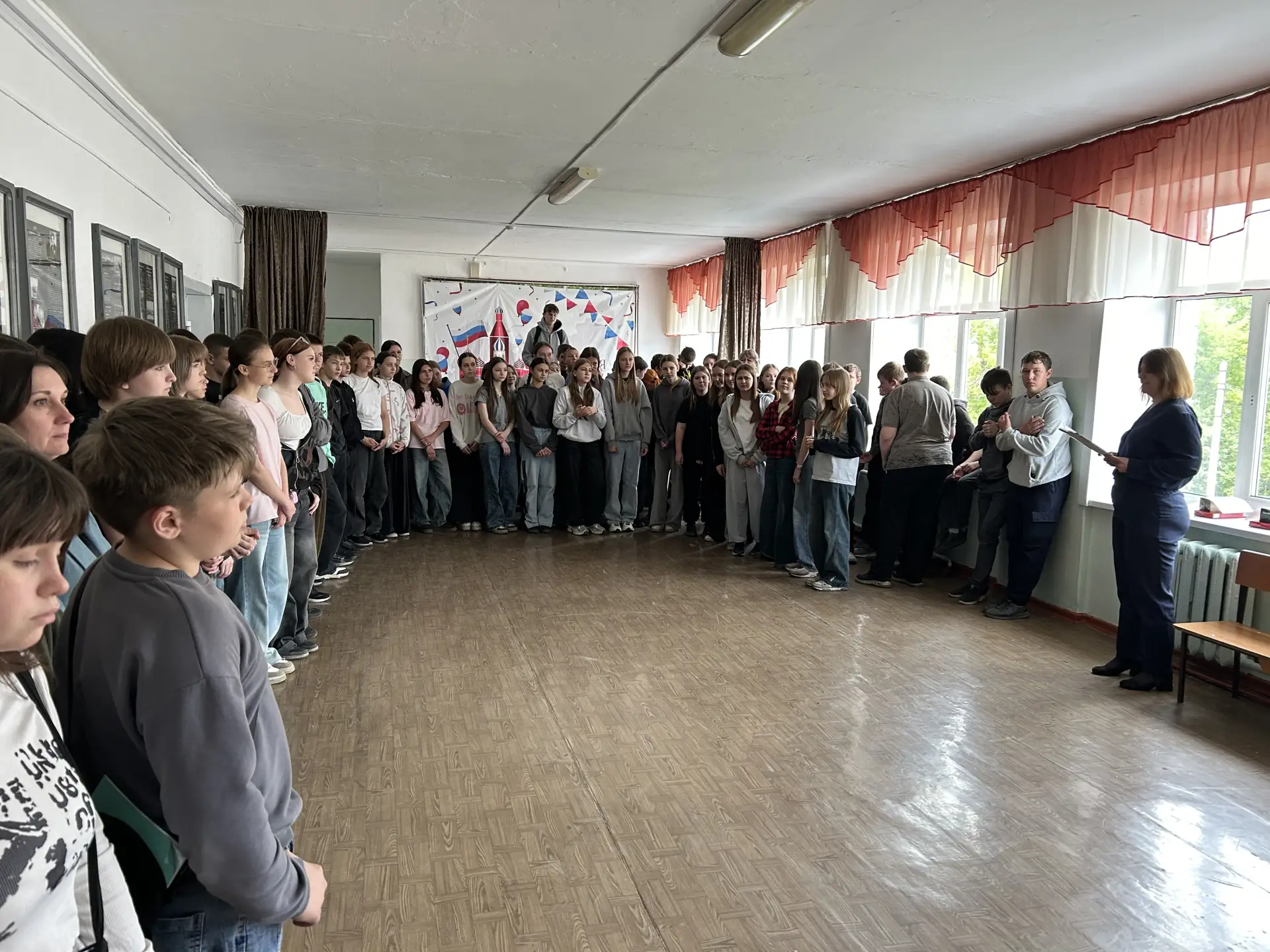 В нашей школе прошла торжественная итоговая линейка, посвящённая завершению учебного года!

В ходе м