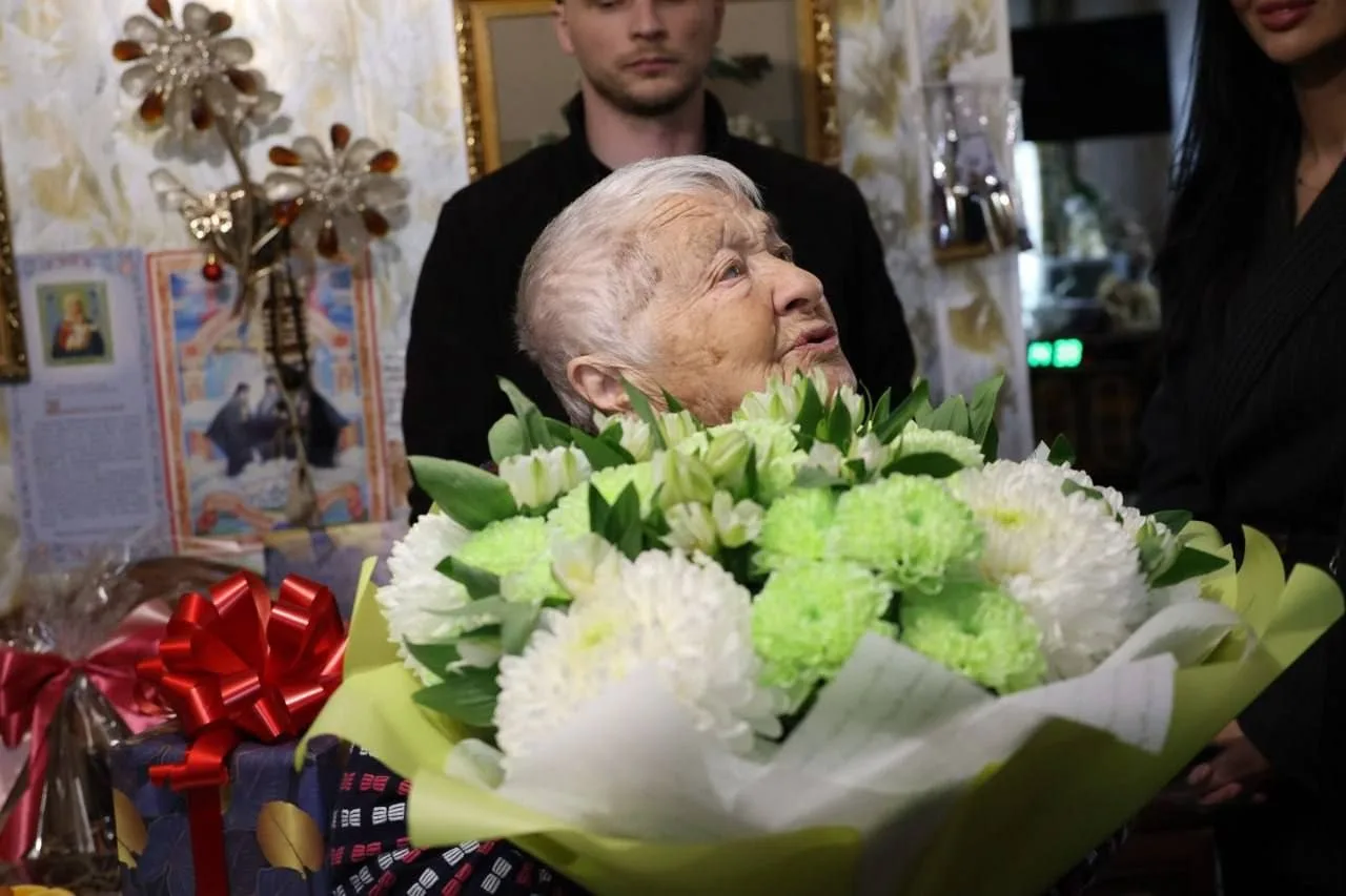 С праздником Великой Победы поздравил Владимир Векленко 97-летнюю труженицу тыла в Павловском Посаде