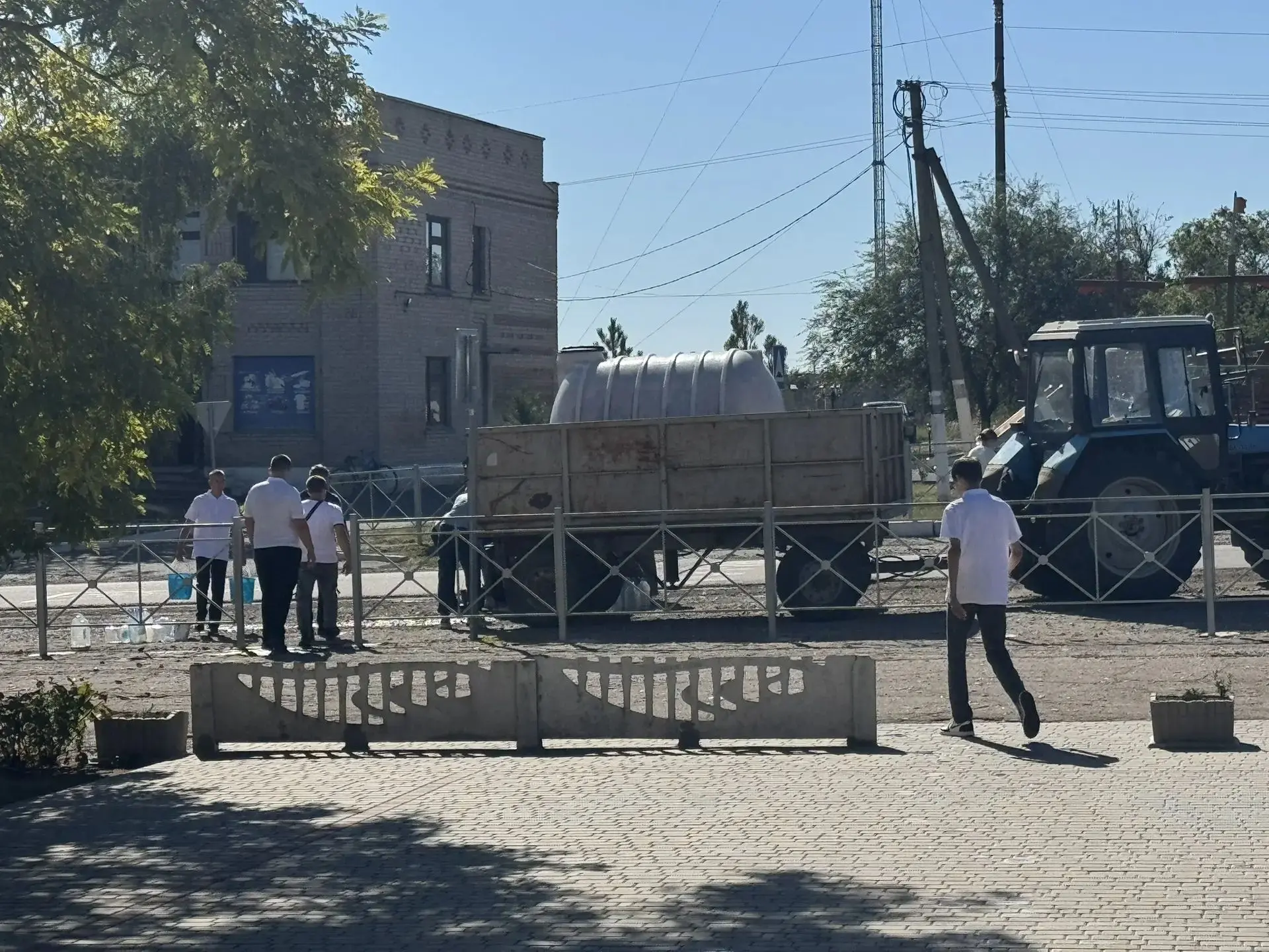 От имени всего коллектива, учащихся и администрации Новоданиловской школы № 32 имени Н....