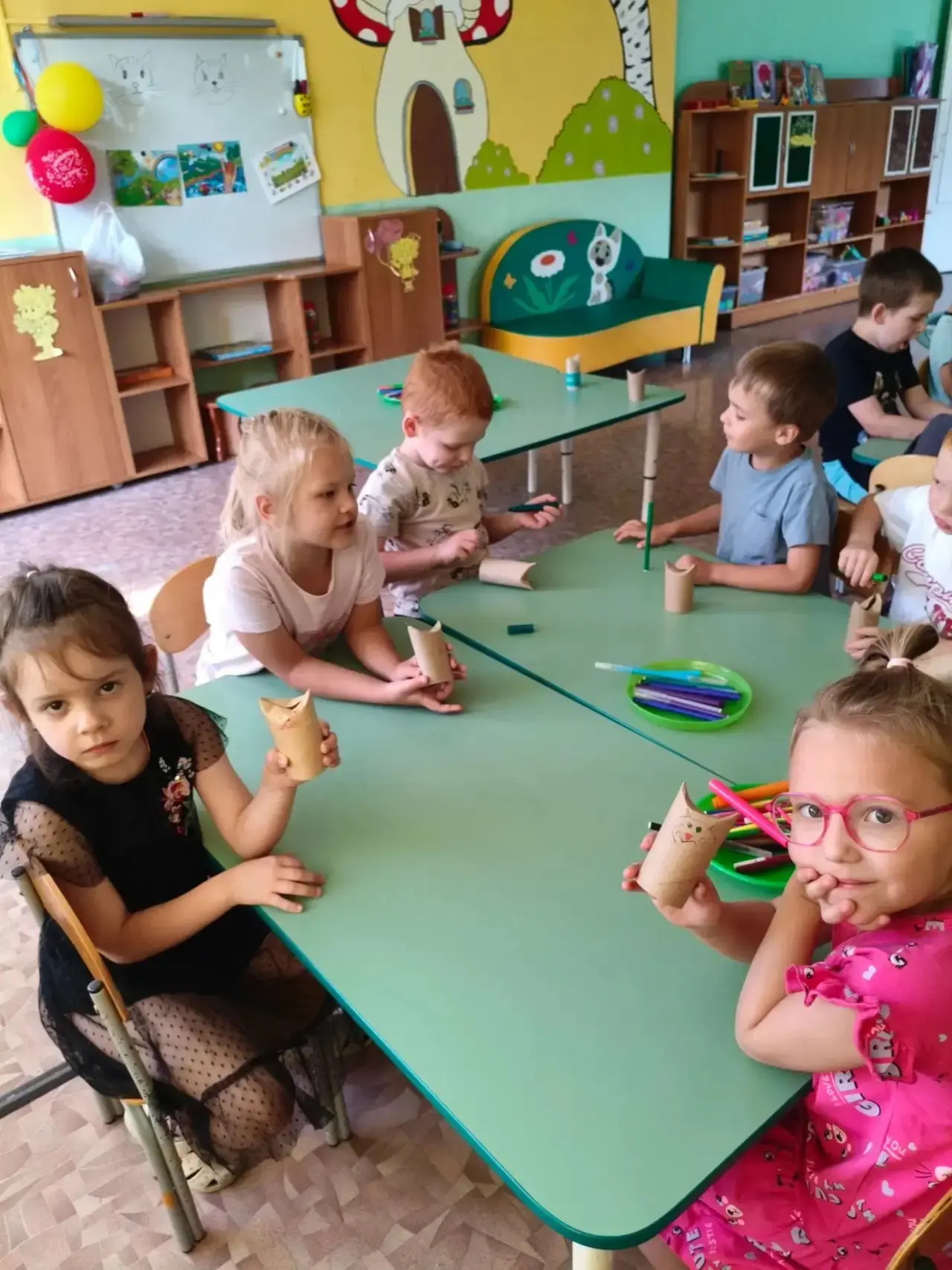Непоседа Васенька не сидит на месте,