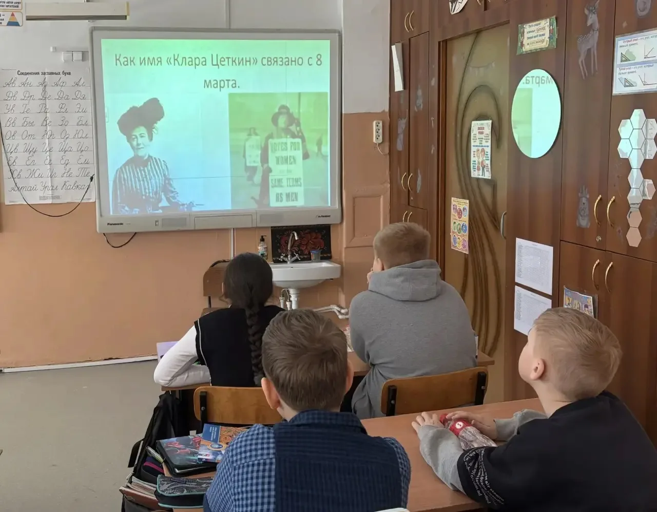 У нас прошли классные часы, посвящённые 8 Марта 🌷 Дети узнали историю происхождения праздника 📖 Было
