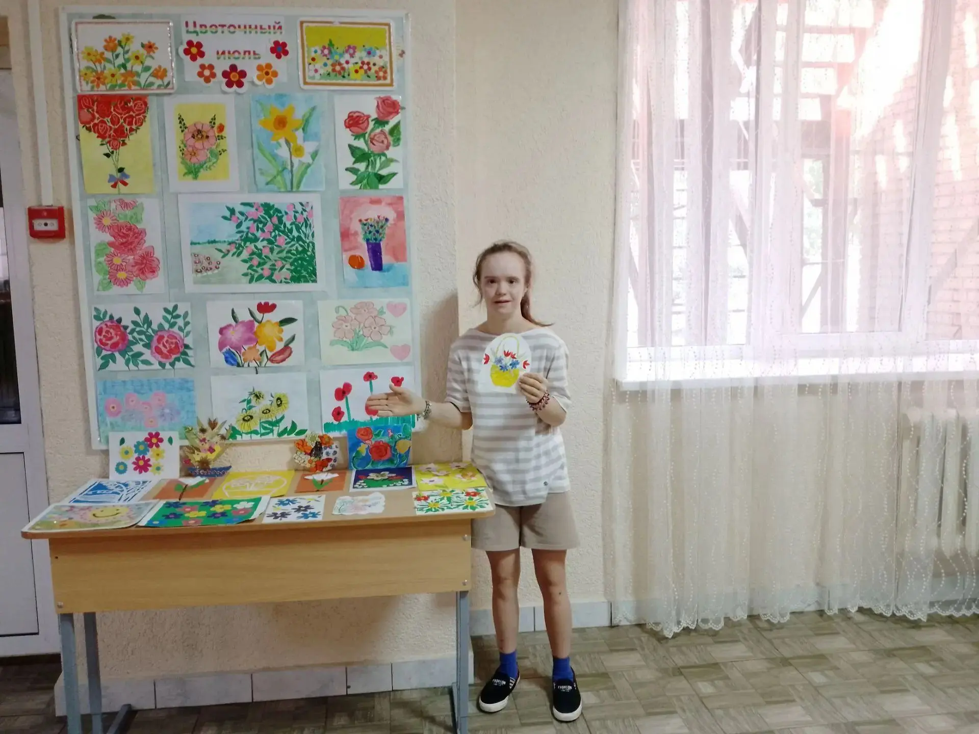 🌺🌸🌼Июльские цветы
 
В фойе Центра «Росток» расцвела настоящая летняя сказка -  выставка рисунков 