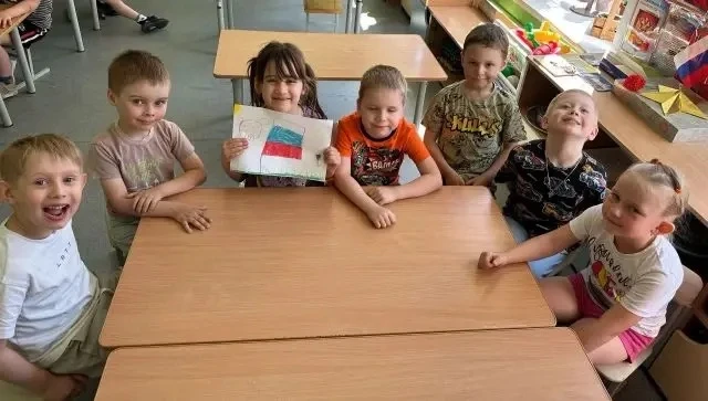 А Вы знаете какой день отмечается 12 июня ?
С этих слов началась беседа у детей нашей группы. 
Совме