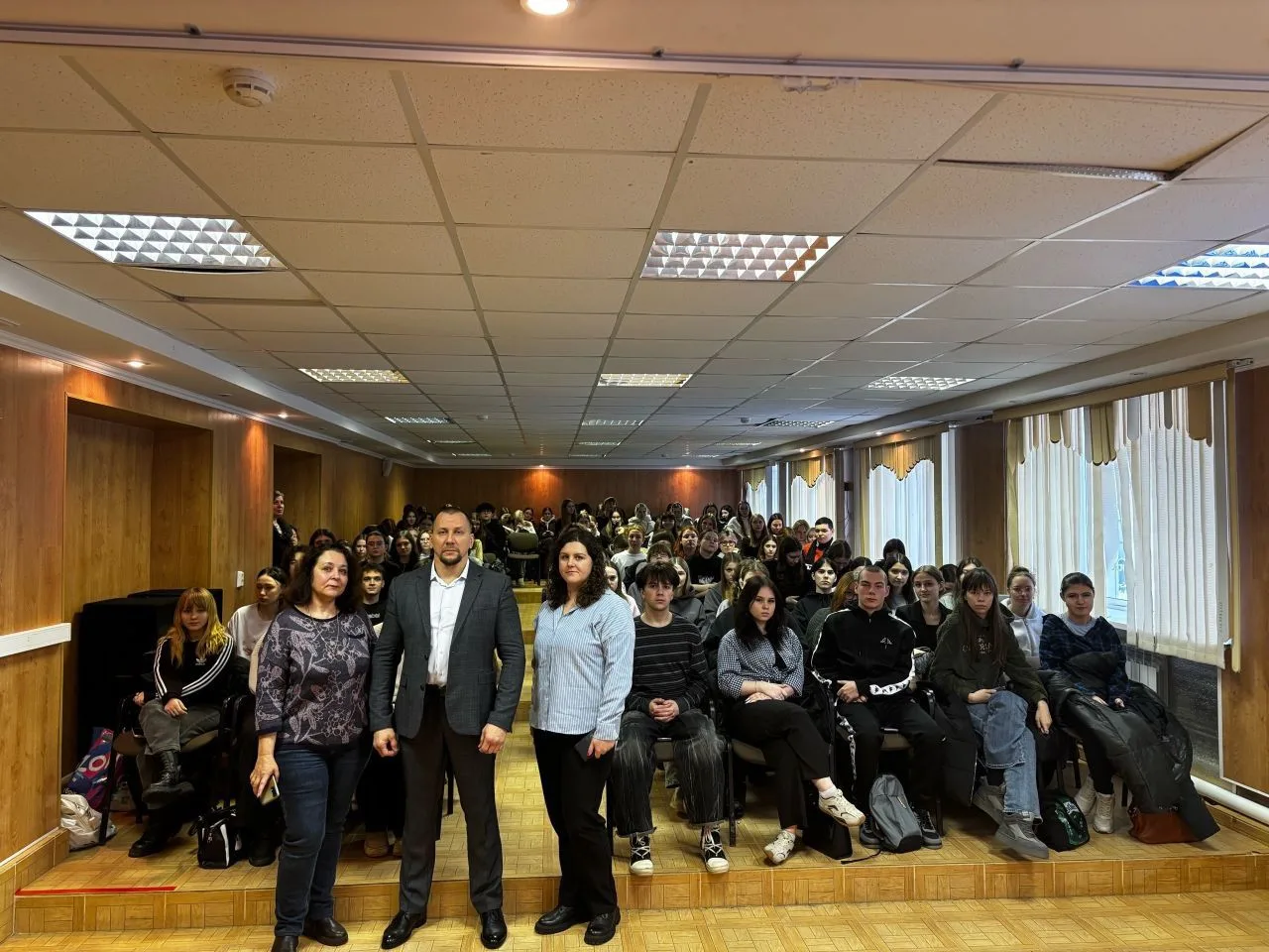 Урок мужества Встреча с лектором общества «Знание» Денисовым Романом Николаевичем. С точки зрения фи
