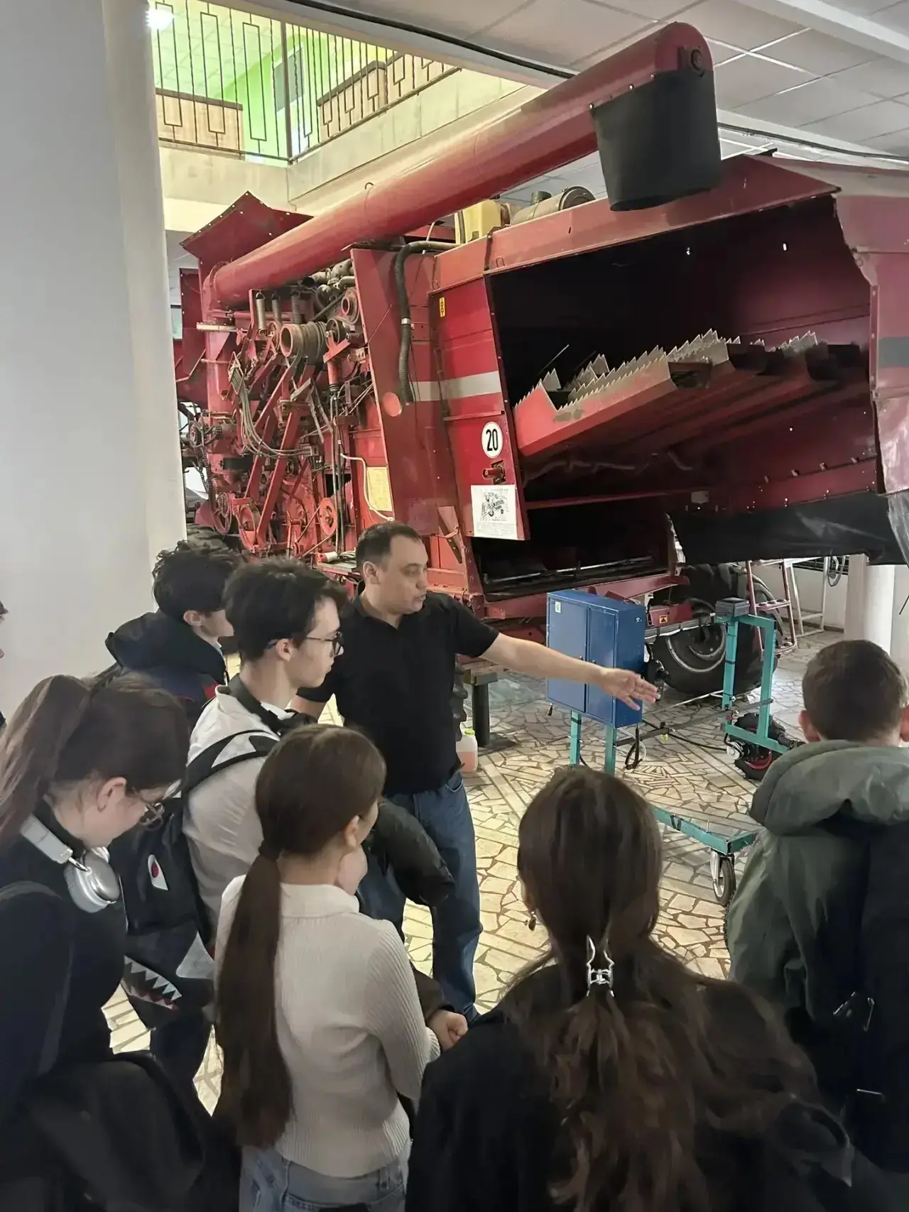 🚜🌱 10Б в Аграрном: от симулятора комбайна до клонирования растений!  9 апреля наш 10Б класс с голово