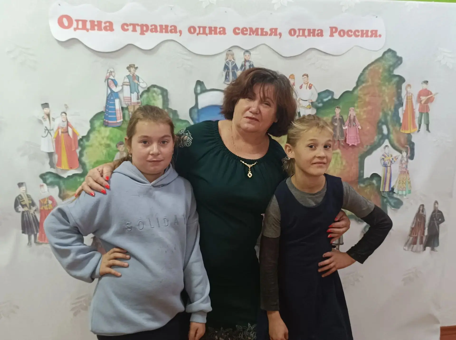 В Богдановском сельском клубе прошёл час истории «Одна страна, одна семья, одна Россия»