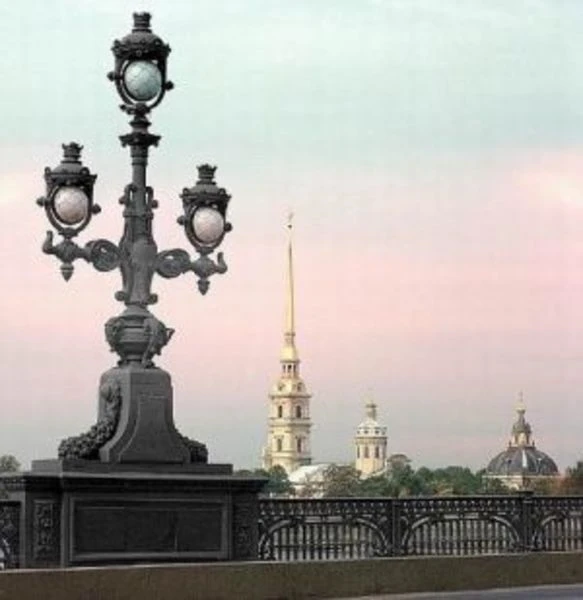Питерский май удивляет гостей  своими расточительными дворянскими замашками.  Солнечный  свет отключ