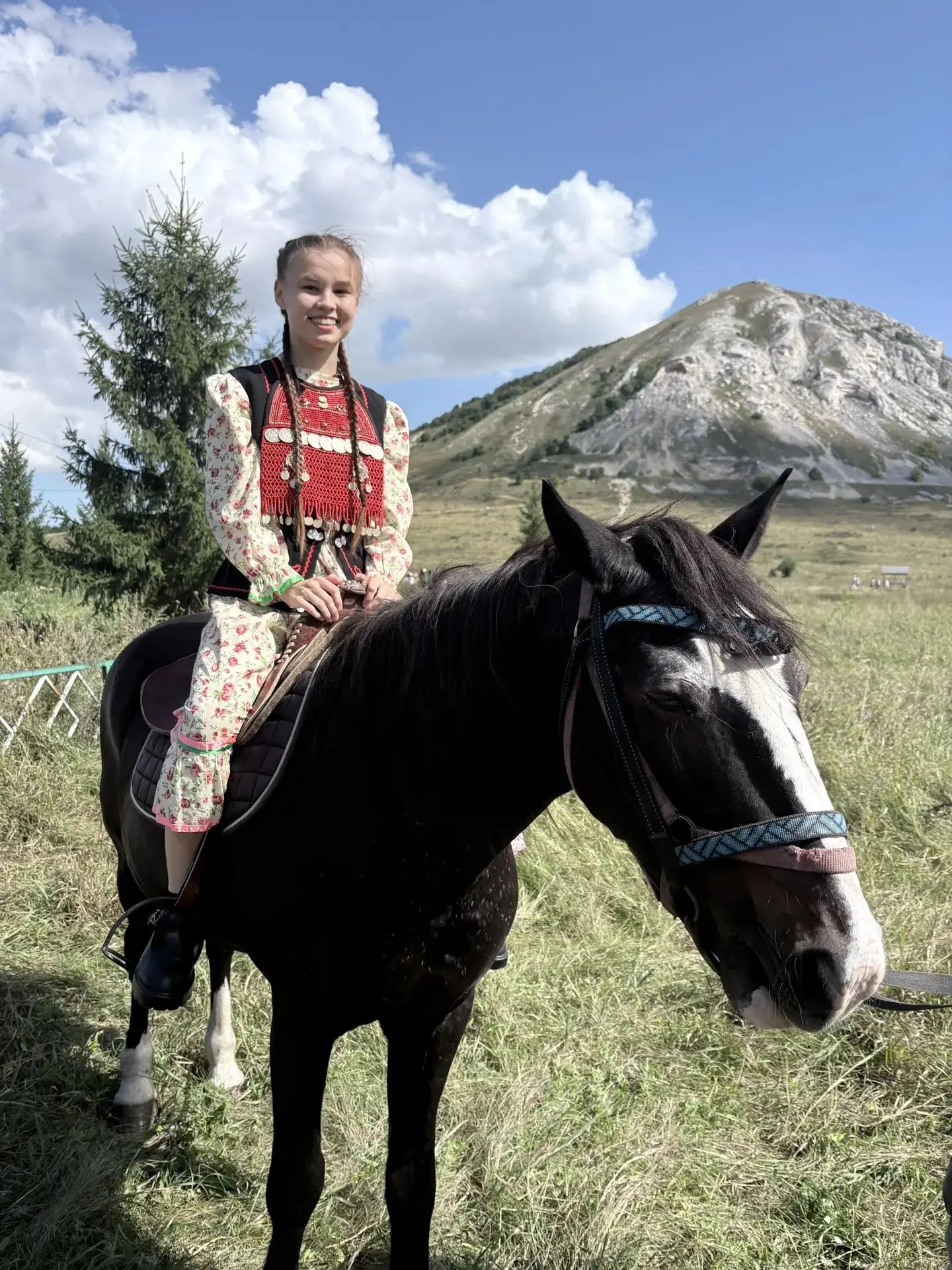 Ишембайҙар матур фотолар менән бүлешә. Һылыу ҡыҙҙар Торатау итәгендә фотосессия үткәргә...
