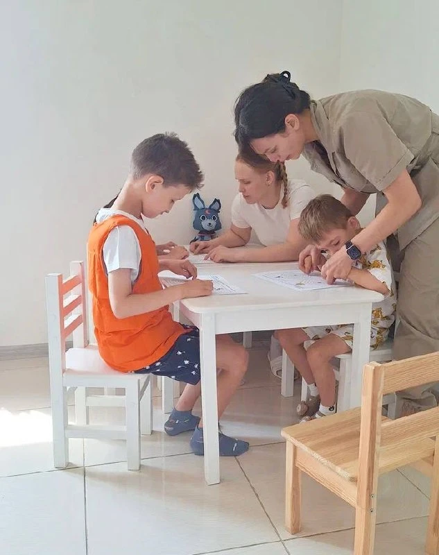 На занятиях в коммуникативных группах специалист создаёт ситуации, в которых ребёнок уч...
