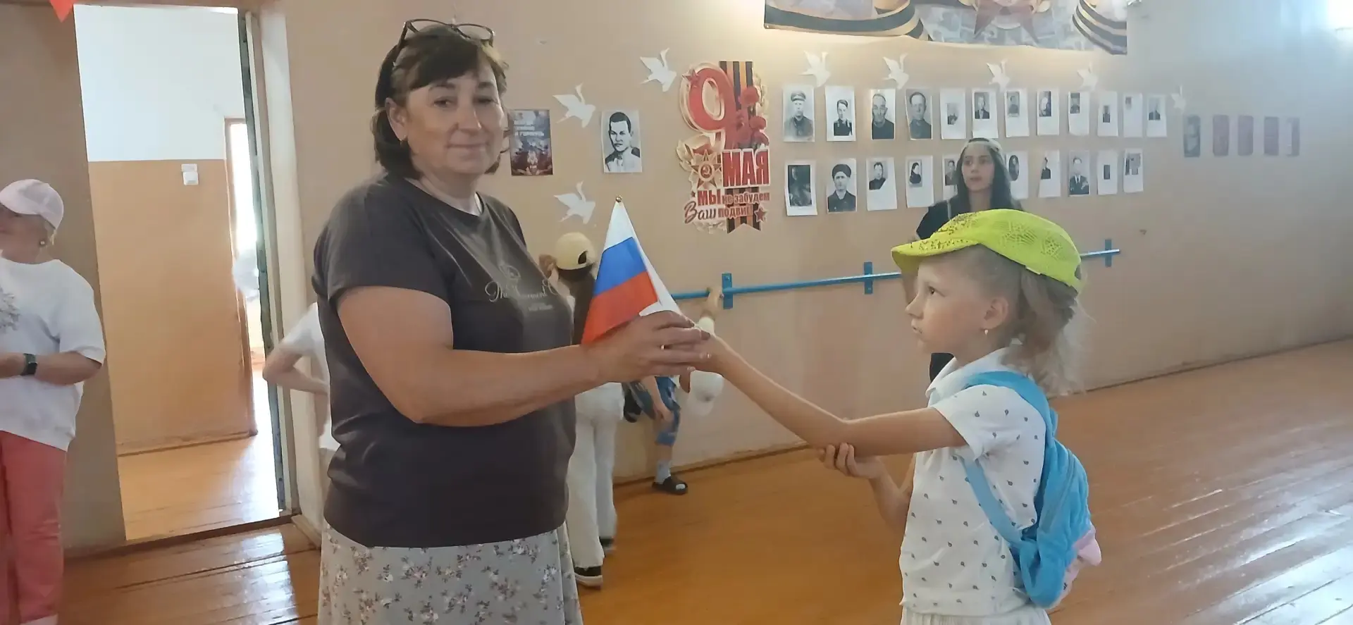 Наш патриотический день продолжился! После торжественной линейки и исполнения Гимна РФ, наши юные уч