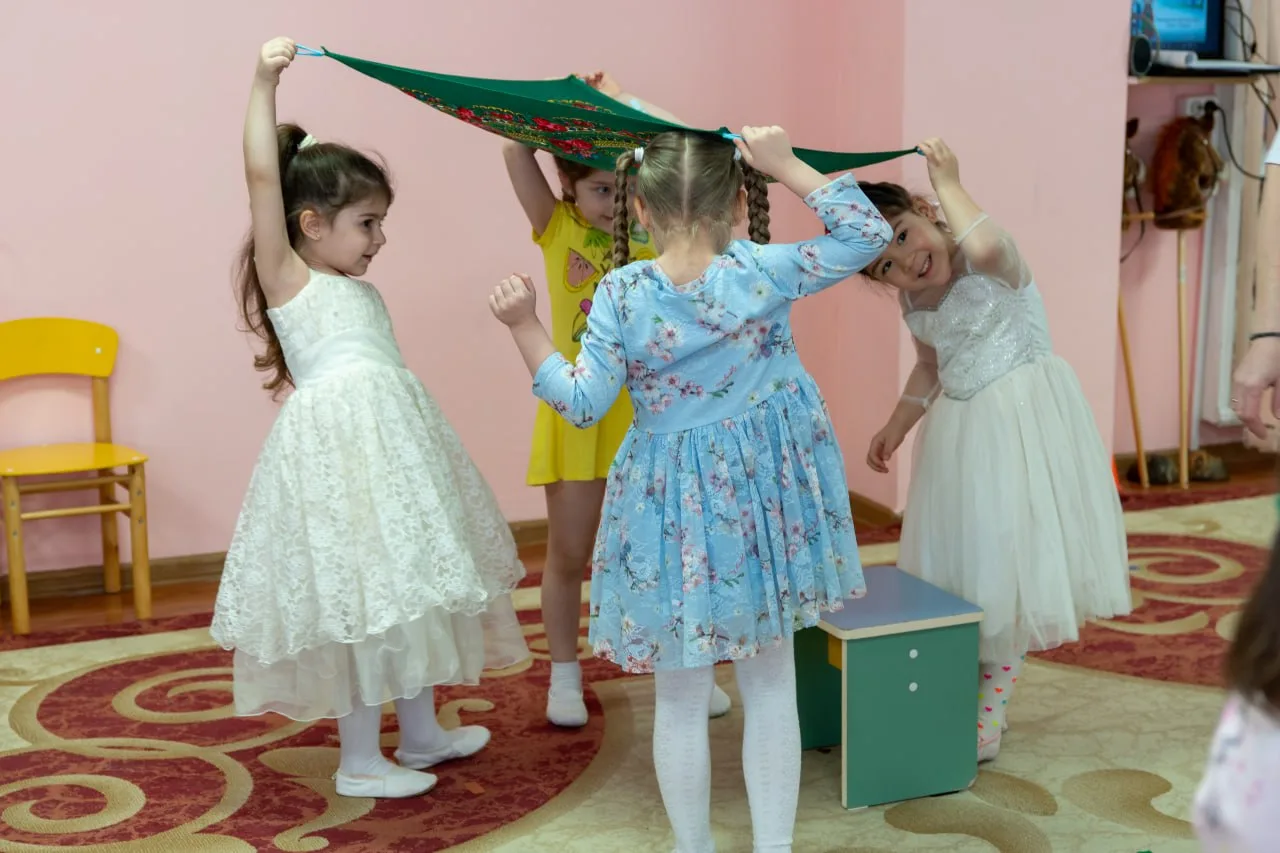 Дружба, которая начинается с детства 🌍  🎶 Как рассказать малышам о таком большом и важном понятии, к