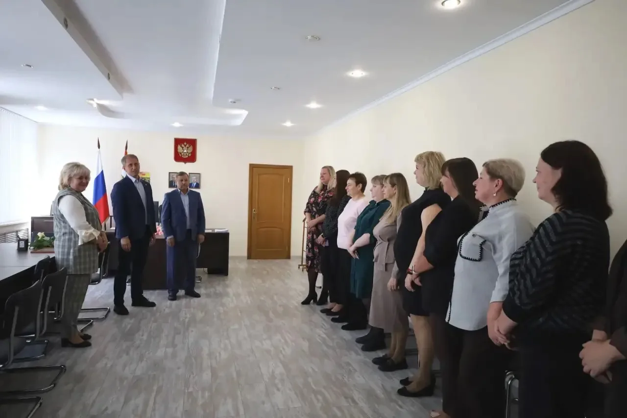 🎉В День финансиста Глава Сафоновского округа Антон Николаевич Кухарев поздравил коллек...