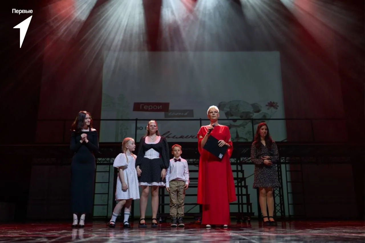 🧸 Спасибо Вам, наши Герои!  На спектакле «Классика Победы. Время героев» юные актёры вручили плюшевы
