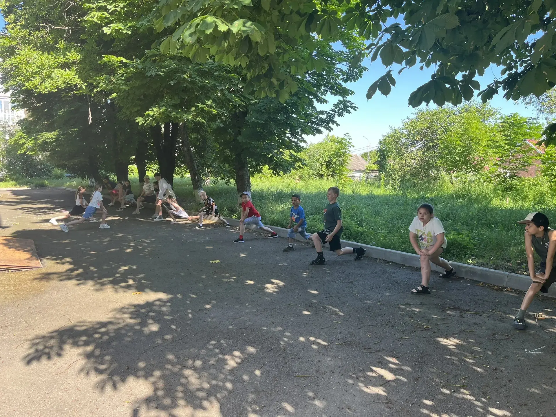 Сегодня в пришкольном лагере Солнышко утро началось с зарядки под зажигательную музыку — ребята из о