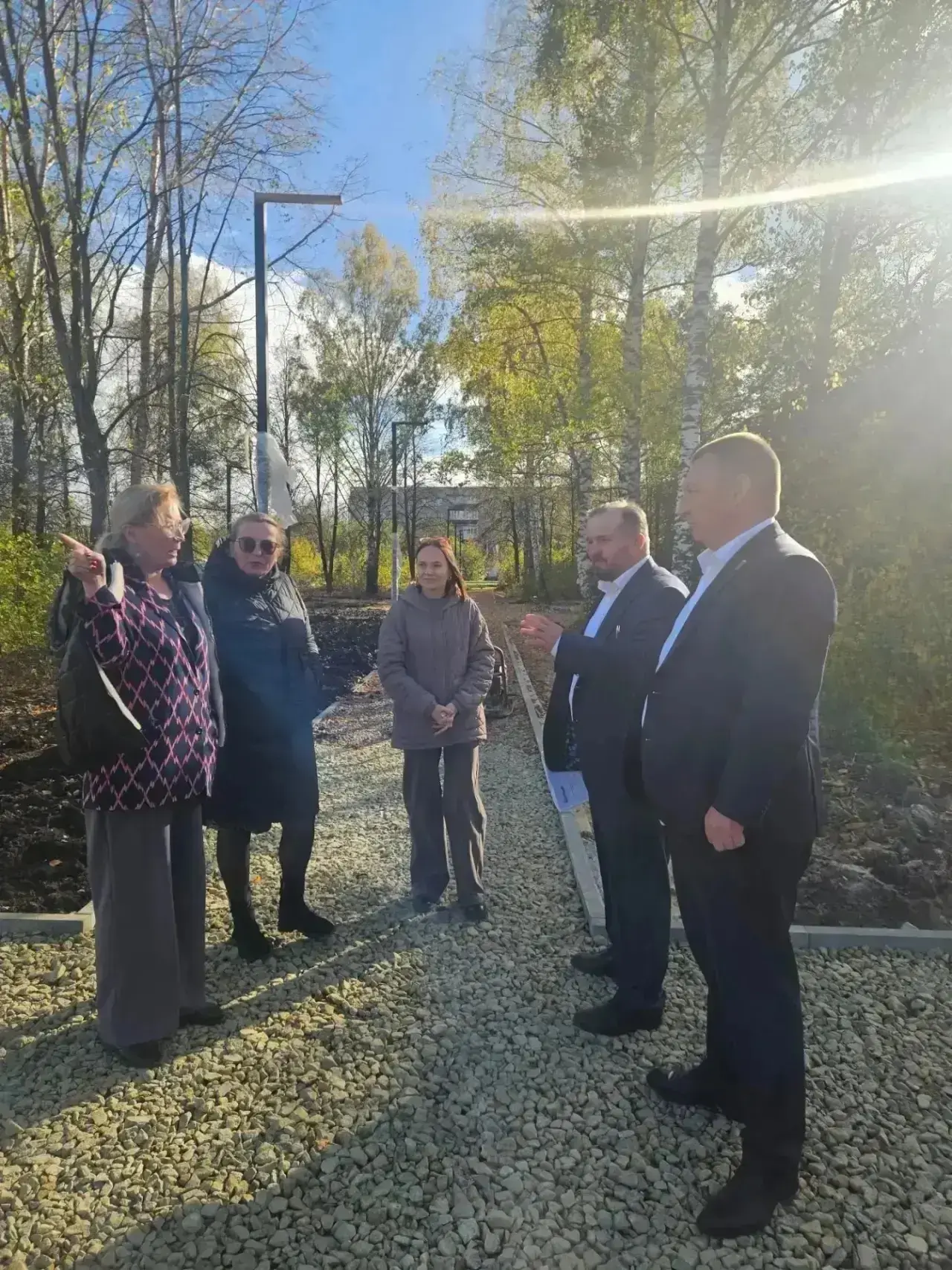 🚧 В Канаше продолжается благоустройство пешеходной и парковочной зоны на улице Ильича.