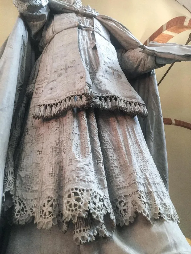 Старинная мраморная скульптура.