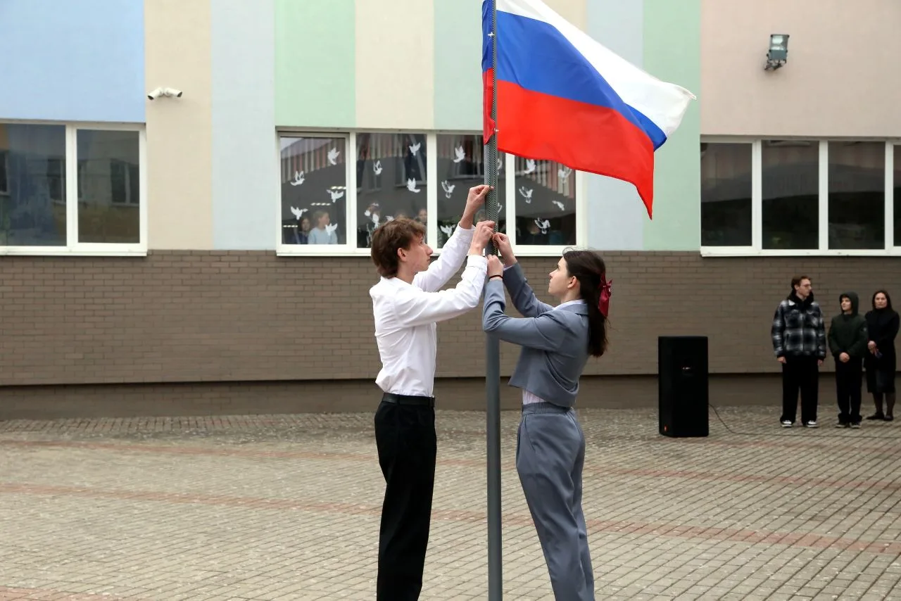 В нашей школе состоялась особая торжественная линейка, посвящённая Дню Победы. Атмосфера была наполн