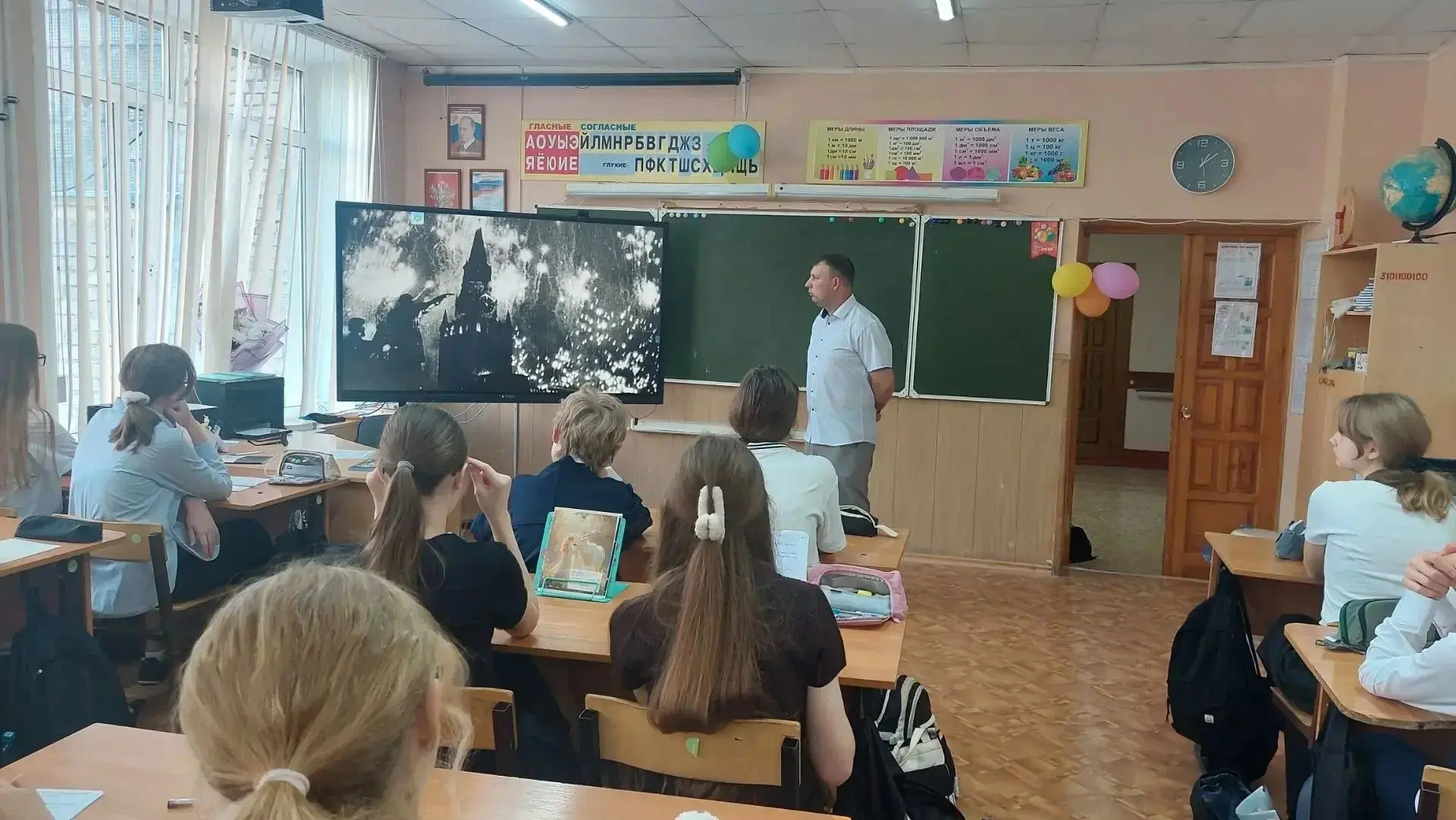 🎬 В Центре образования прошёл кинопоказ документального фильма «Лето Победы»! 🎬