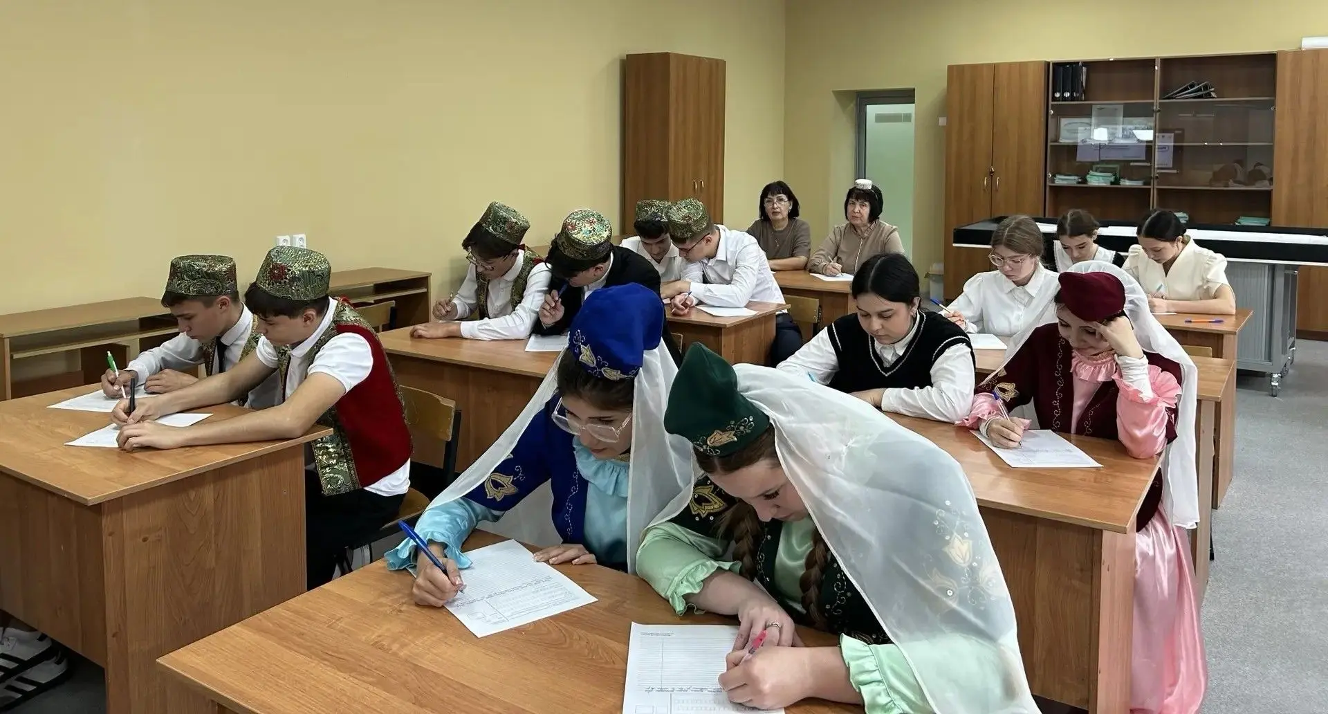 Бүген 1 нче номерлы Иске Чүпрәле урта мәктәбендә Бөтенроссия күләм "Россия-халыклар йор...
