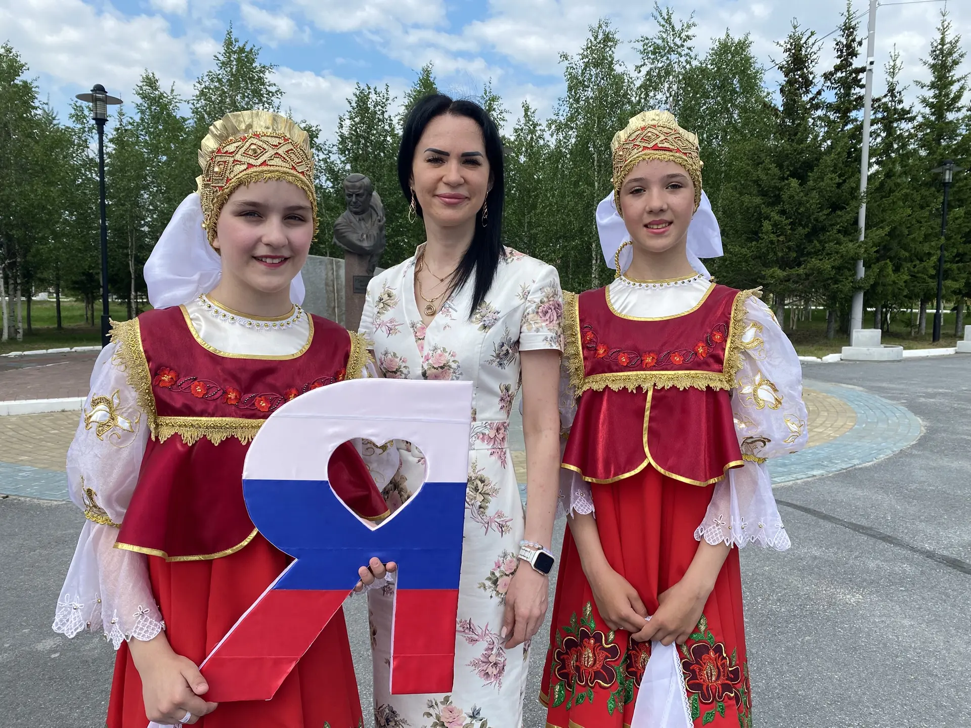 Дорогие друзья, земляки!

Поздравляю вас с Днём России — нашим главным государственным праздником, к