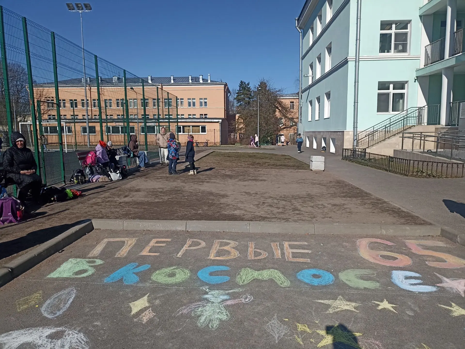 К 65-летию первого полёта человека в космос в начальной школе гимназии  прошёл конкурс рисунков на а