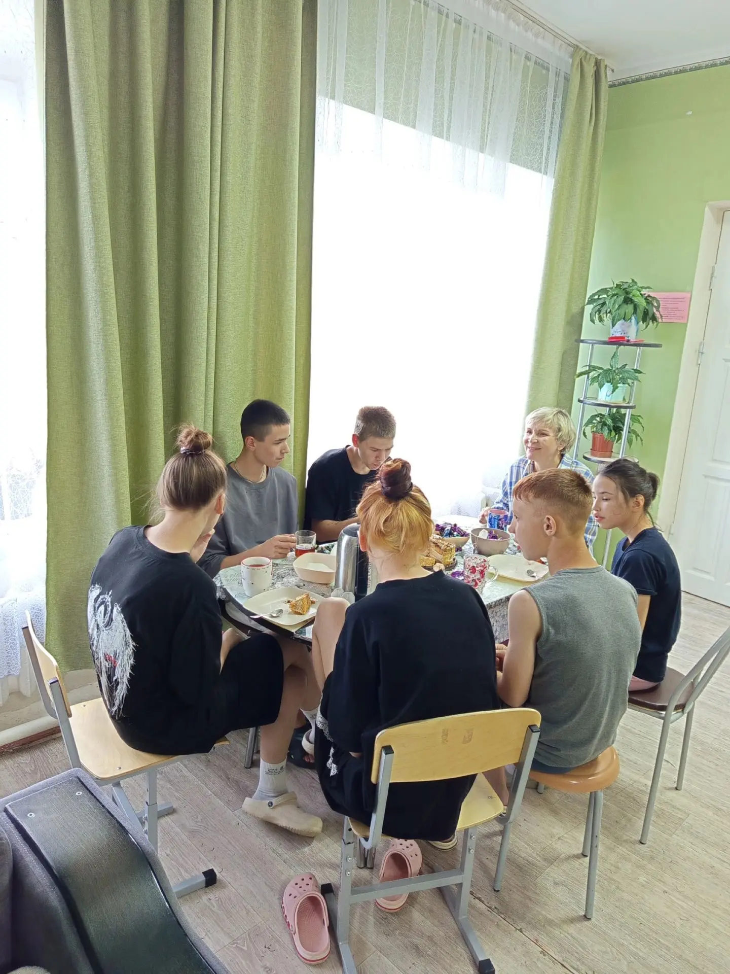 Сегодня у ребят был по-настоящему домашний день! 🏠

🍰В гости с вкусным тортом пришла Галина Леонид