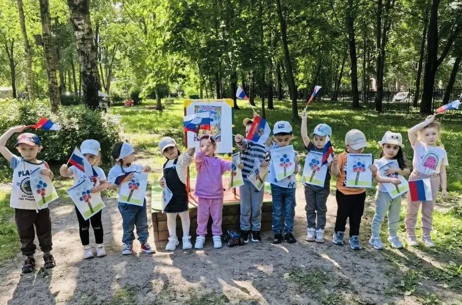 🇷🇺 Если долго-долго-долго
В самолёте нам лететь,
Если долго-долго-долго
На Россию нам смотреть,
То