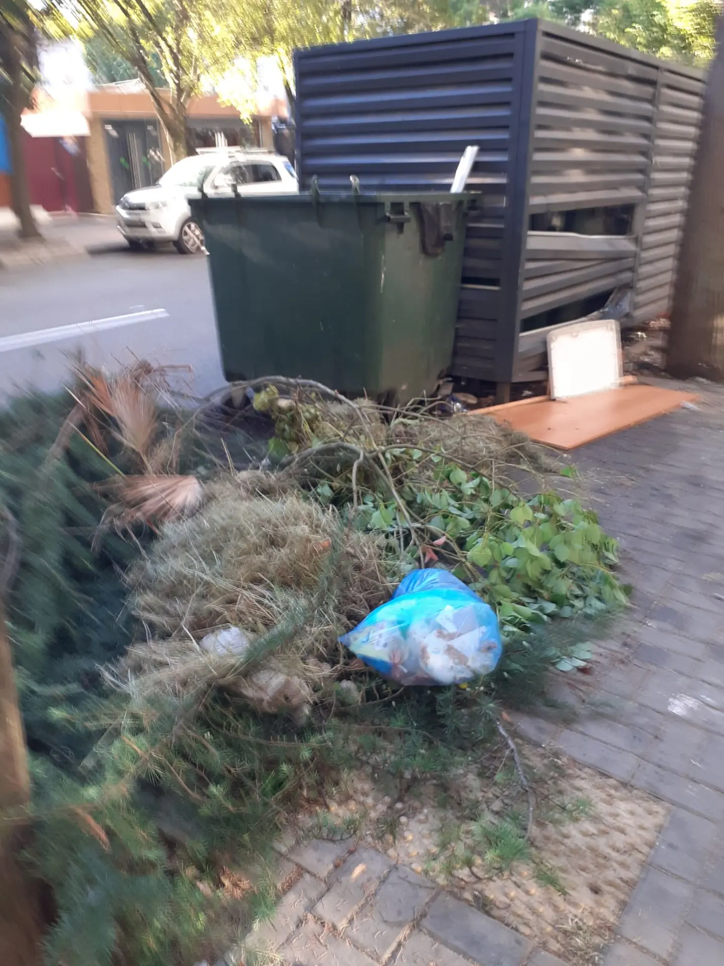 Победы 170 Постоянно городская мусорная свалка под окнами жильцов дома.Свозят  мусор со...