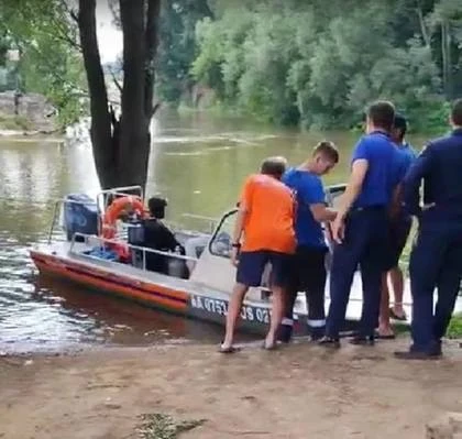 😰 Девушка утонула в попытке спасти чужого ребенка 

Инцидент произошел в Башкирии у озера Теплого, 