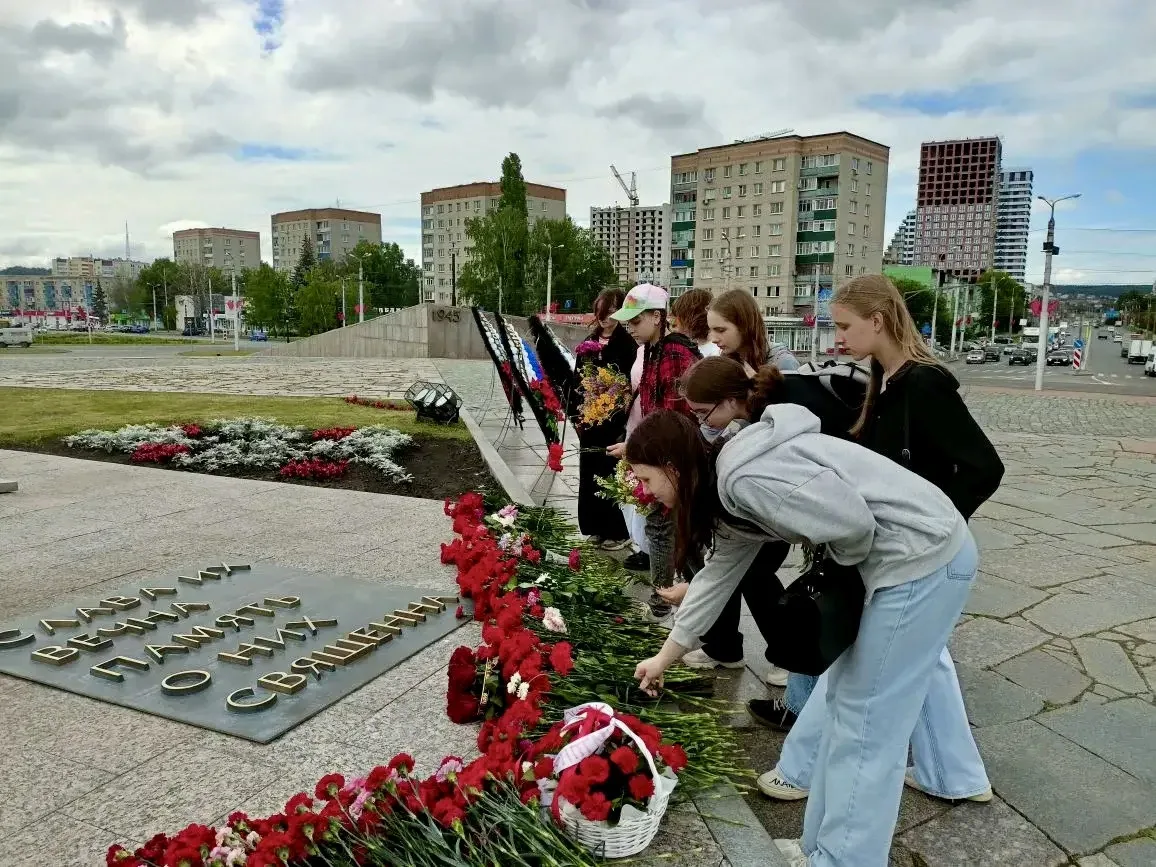 В ночь на 22 июня 1941 года

Я представляю это до сих пор…
Был сладок сон. Тиха была казарма.
Алел в