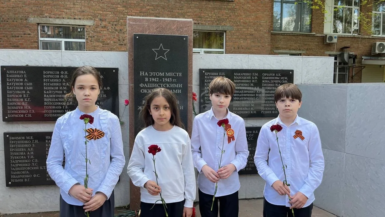 🗽 в честь празднование 81-й годовщины  Победы, ребята  возложили цветы у мемориалу памяти жертвам фа