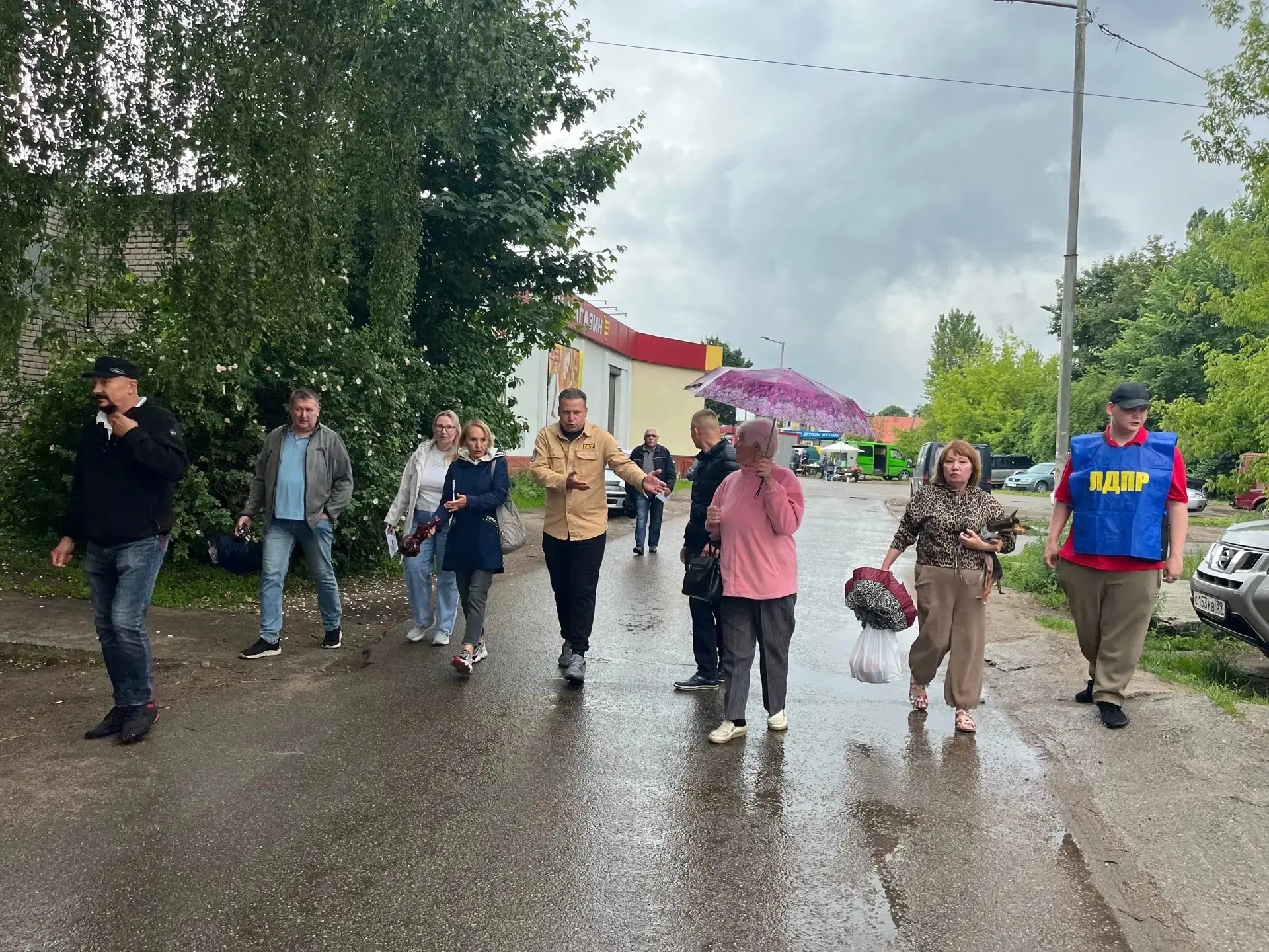 Дождь не помеха, когда речь идёт о безопасности жителей: сегодня депутат Заксобрания Евгений Мишин и