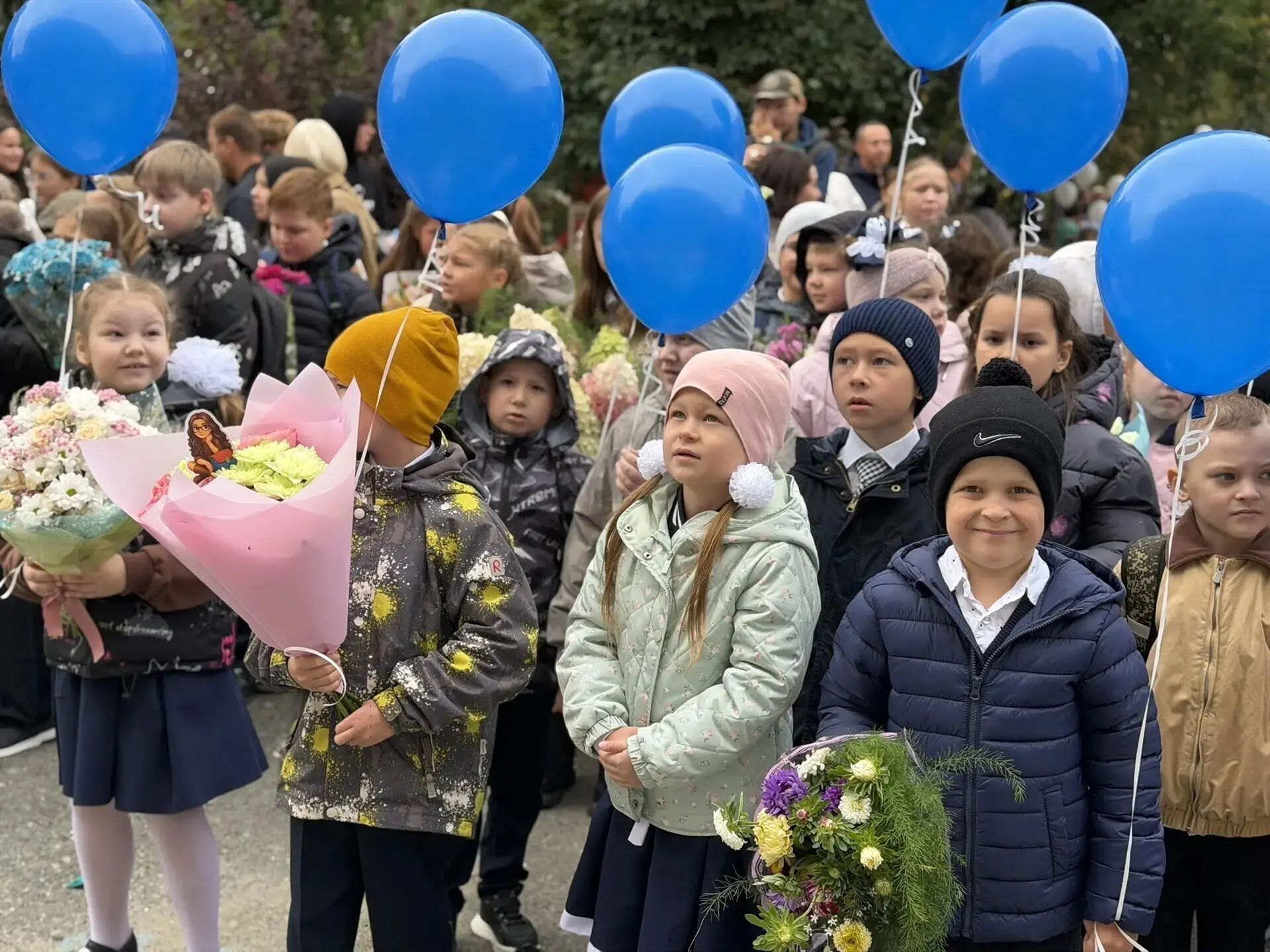 Давайте еще немного продлим праздник, полюбуемся новоиспеченными лицеистами и их настав...