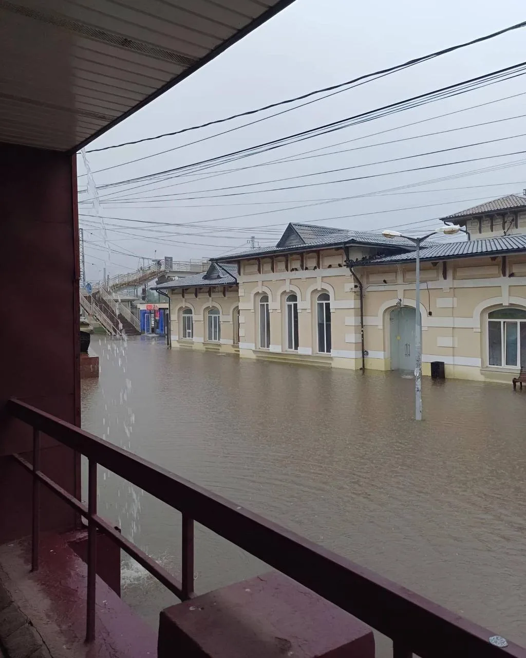 🌧️ Привокзальная площадь Кубинки вновь оказалась под водой