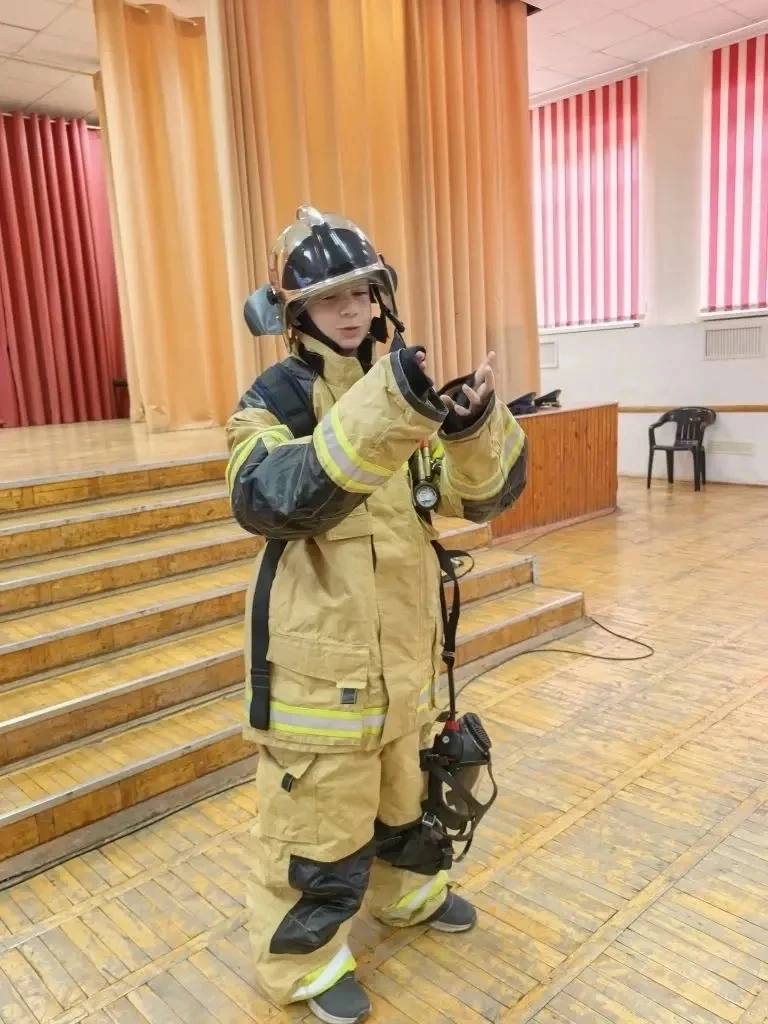 27 апреля ученики 6-7 классов познакомились с работой спасателей. Встреча была приурочена к празднов