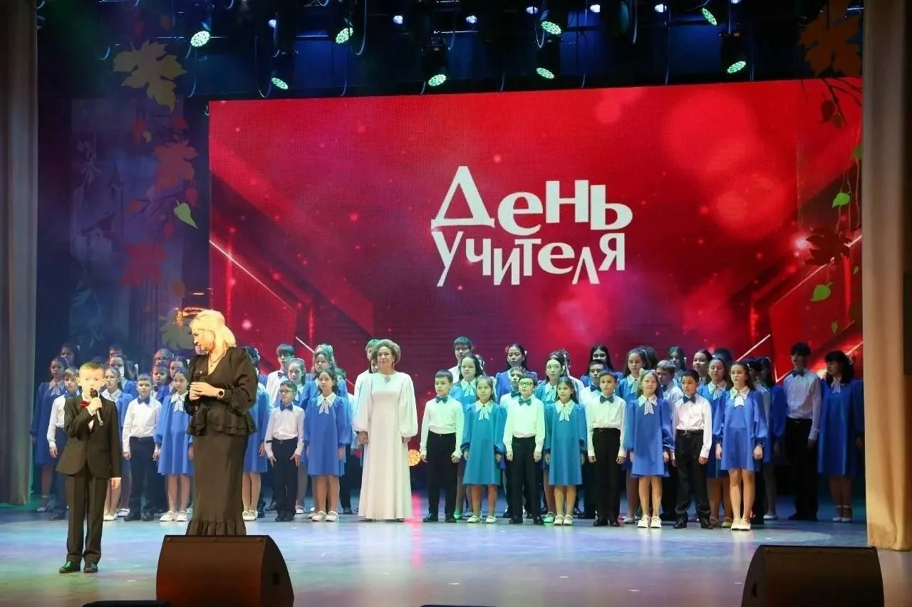 В Набережных Челнах наградили 28 педагогов ко Дню учителя.