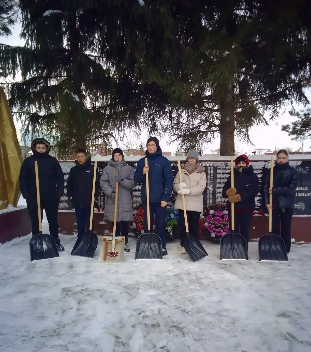 Волонтеры нашей школы после прошедшего снегопада организовали уборку у памятника воинам...