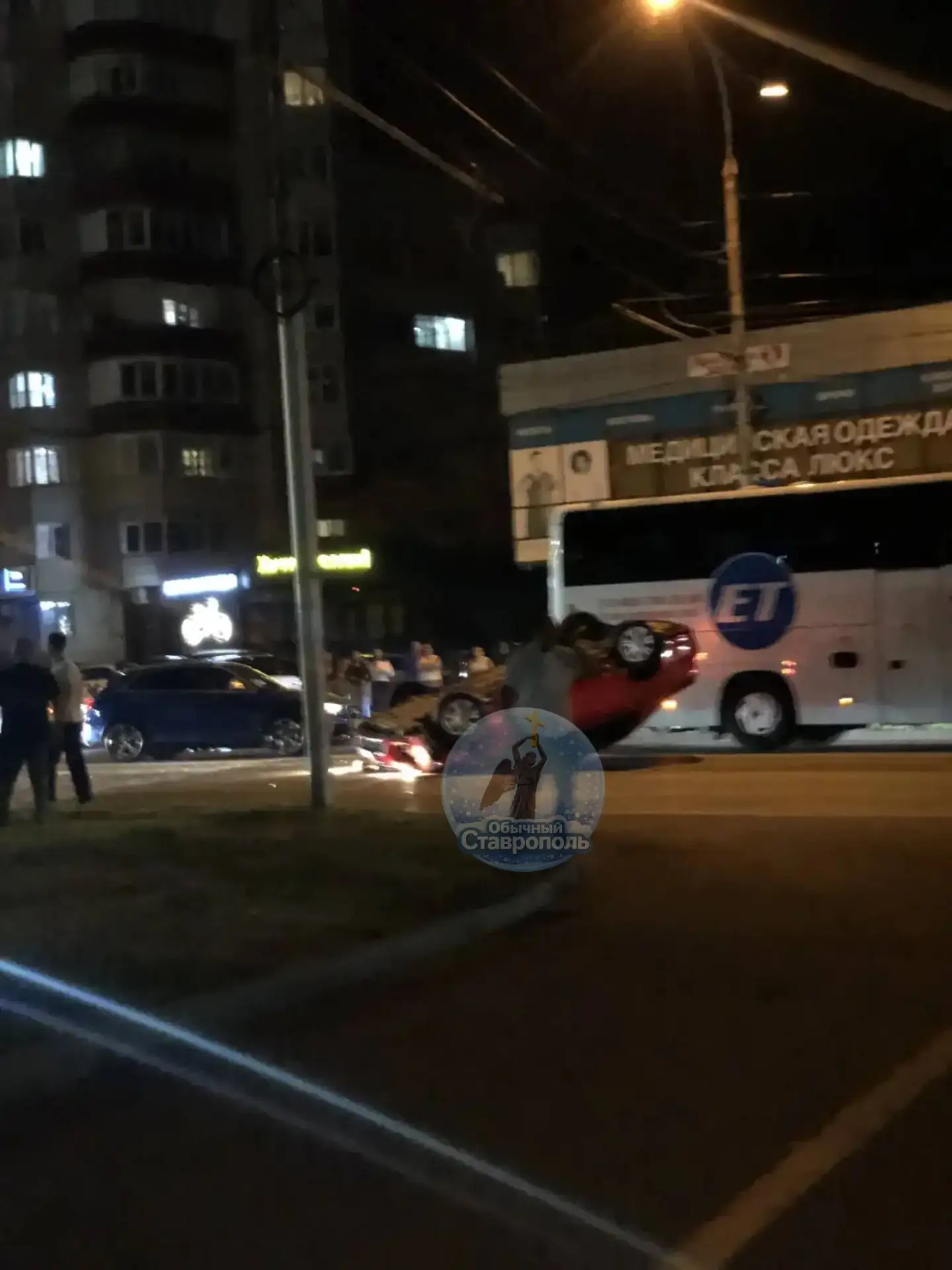 Произошло дтп на тц МОСКВА, в участии дтп 3 машины, одна перевернулась во время столкно...