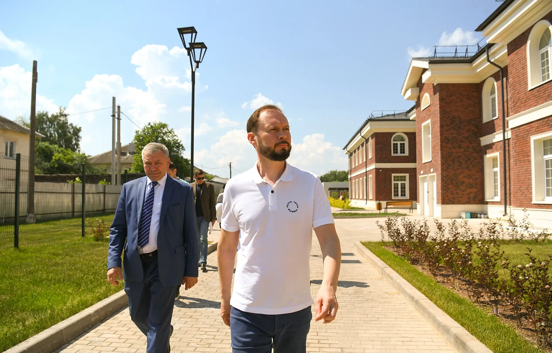 Сегодня, в День России, несмотря на праздник, активно работаем. Находимся в Калязине, г...