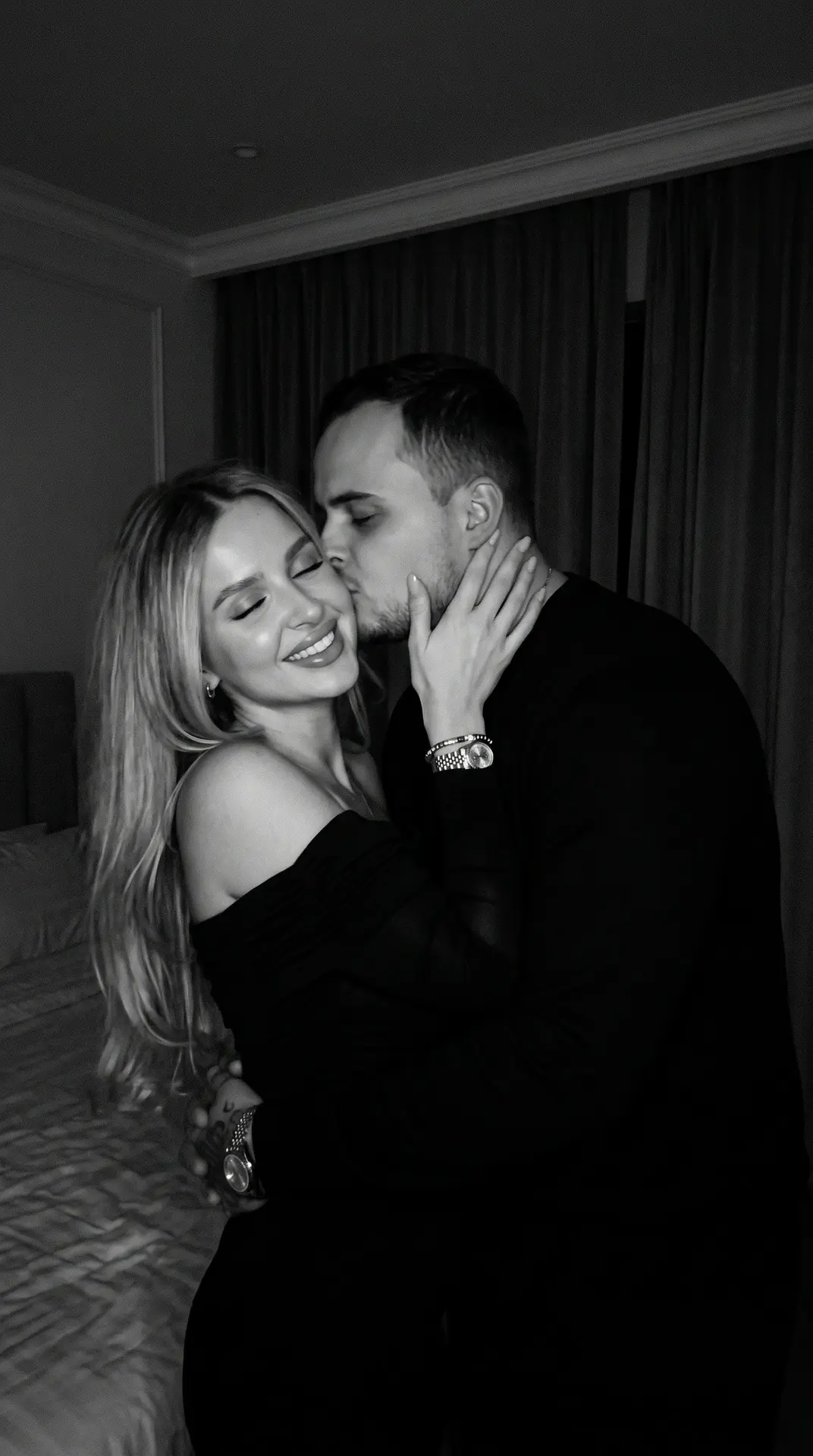 Не меняй внешность девушки с исходного фото, сохрани её индивидуальные черты лица. Созд...