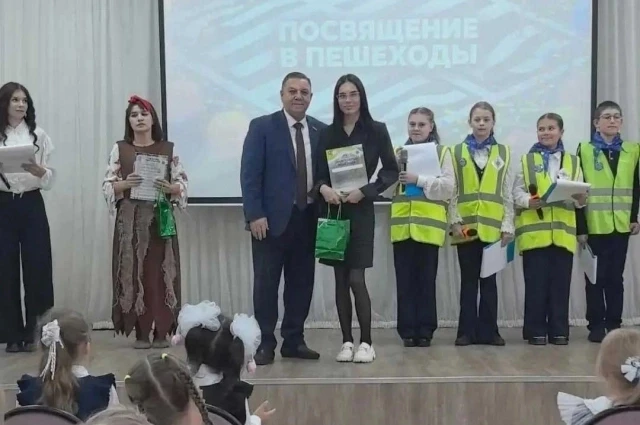 Ученикам школы №7 в Петропавловске вручили удостоверения пешеходов