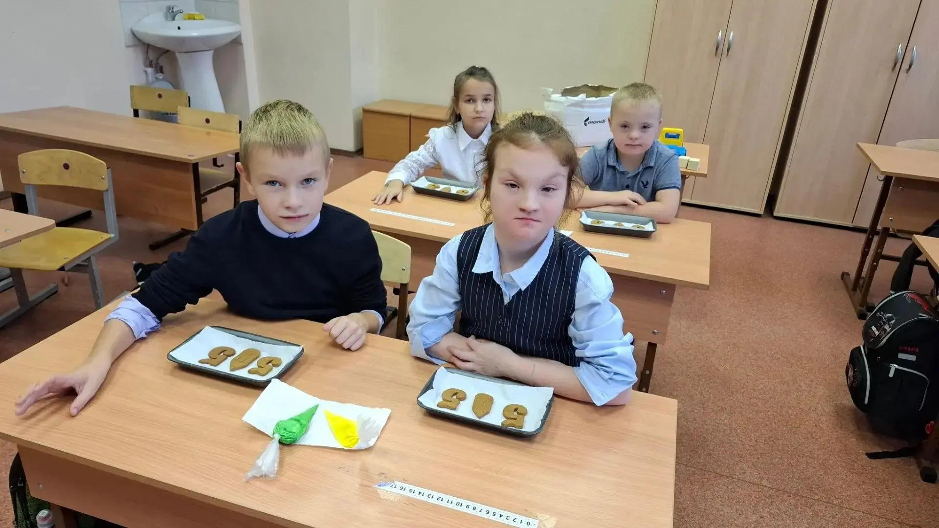 Сегодня в 3А и 3Д классах прошёл творческий мастер-класс, приуроченный ко Дню учителя.