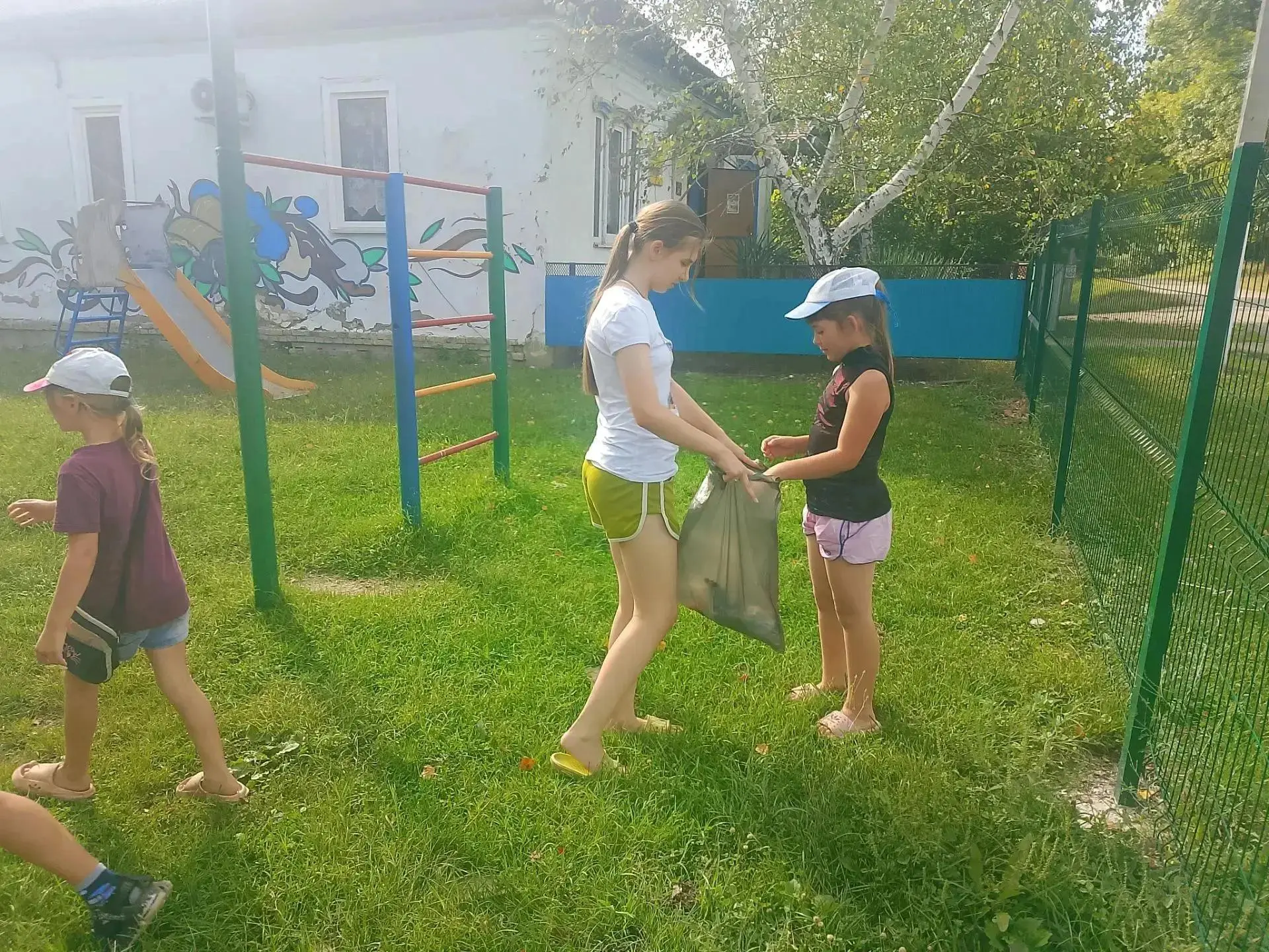 Юные жители станицы Ширванской навели порядок на детской площадке