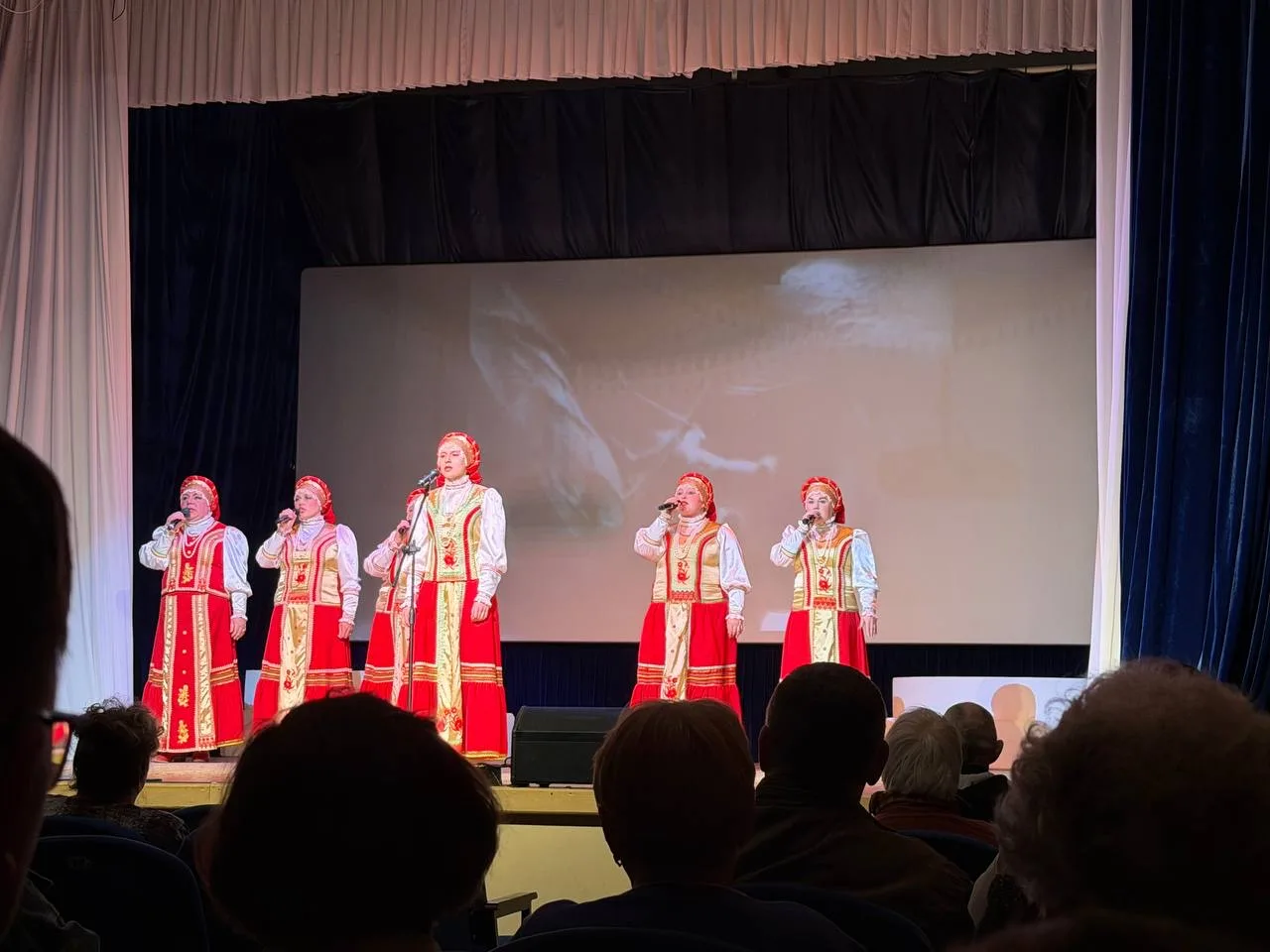 🎶 Наши 11-классники – в зрительном зале!  Накануне великого праздника выпускники нашей школы побывал