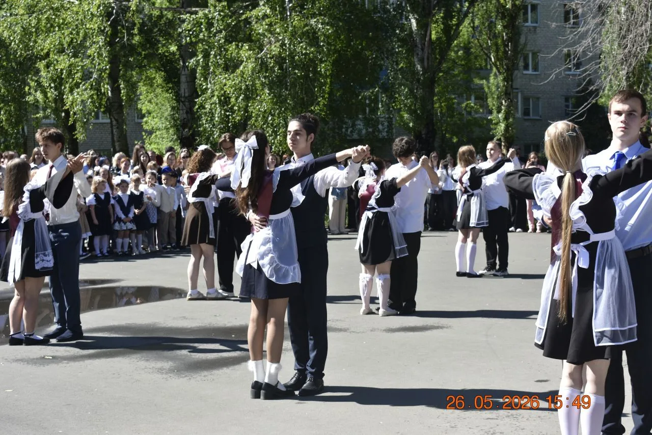 🎓✨ Последний звонок прозвенел для выпускников Жигулёвска!   Сегодня, 26 мая, школьные дворы и холлы 