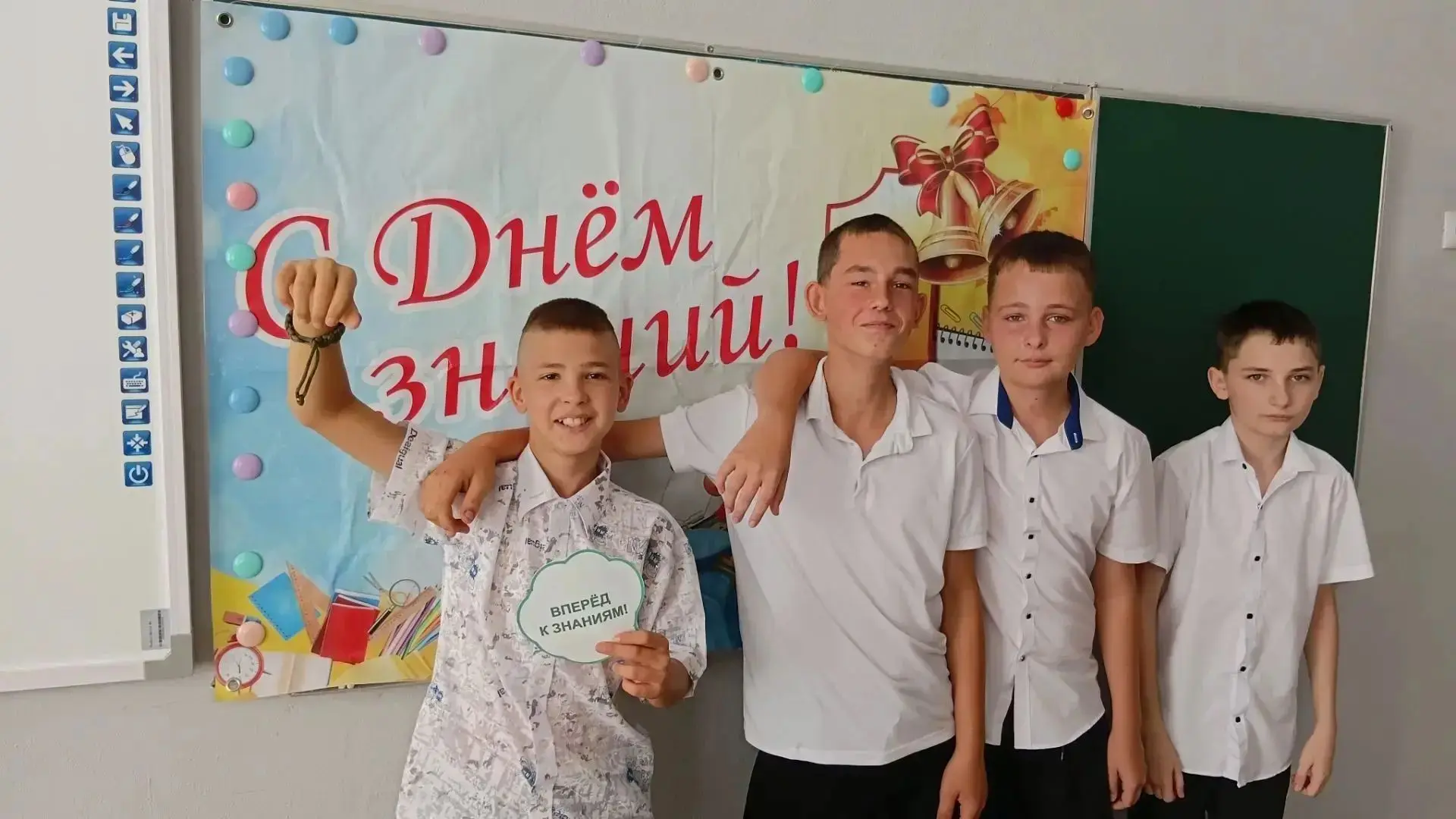 Сегодня прозвучал школьный звонок для наших первоклассников.Торжественная линейка, посв...