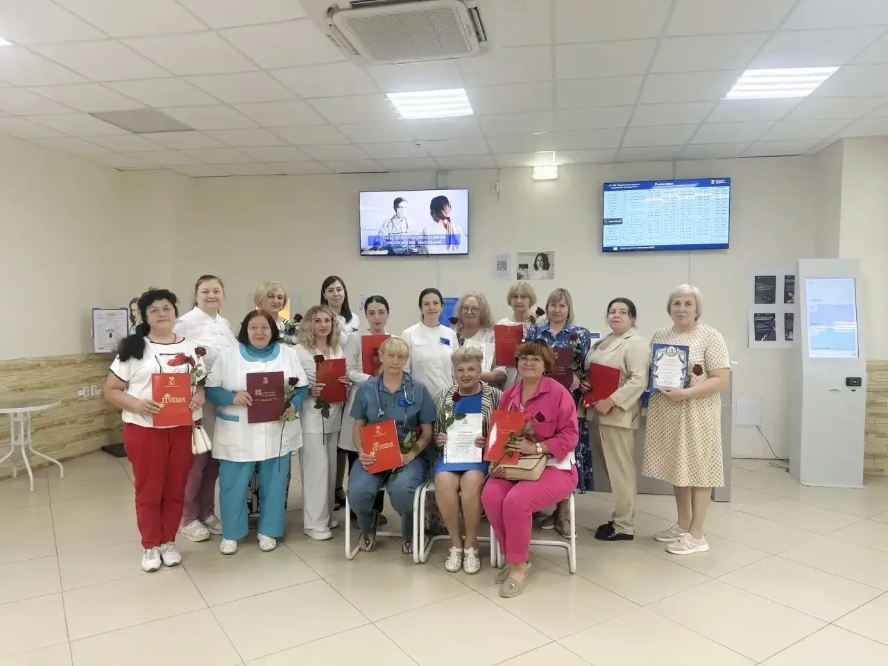 👩‍⚕️🩺💐 Уважаемые коллеги!

Примите самые искренние поздравления с Днём медицинского работника — п